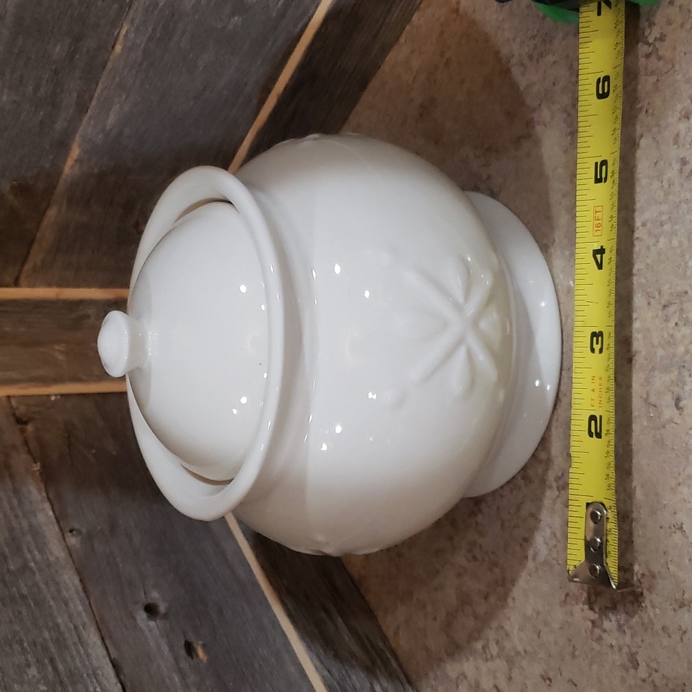 Decorative ceramic container with lid